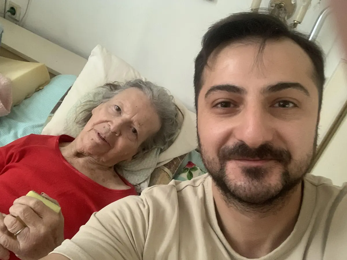 Серкан Узун при домашно посещение с възрастна пациентка