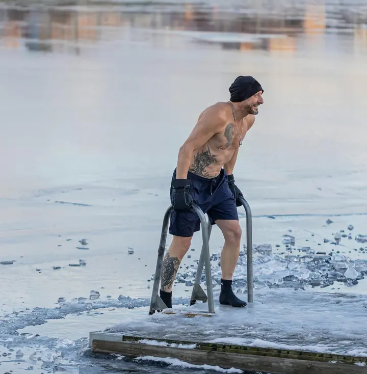 Мъж излиза от ледена вода